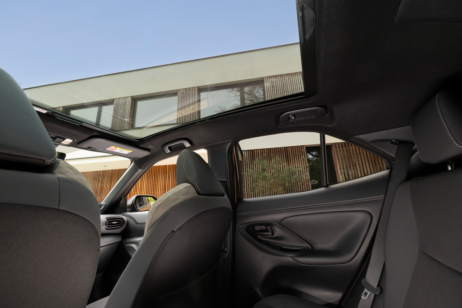 SMALL_yariscross_highgrade_preciousbronze_interior-09